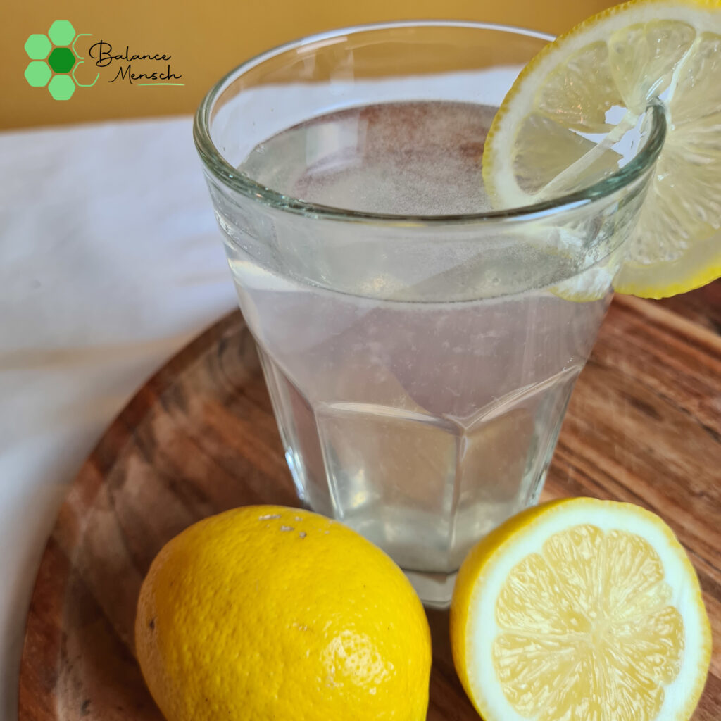 Glas Zitronenwasser
